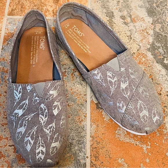 🍃Toms Gray/Metallic Silver Leaf Pattern Flats! - Picture 6 of 9